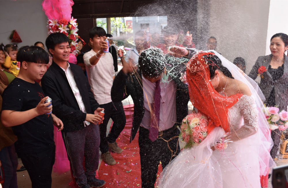 趁着婚礼的热闹,搞出一些低俗的玩笑和闹剧,不过证明了,一些国人还未