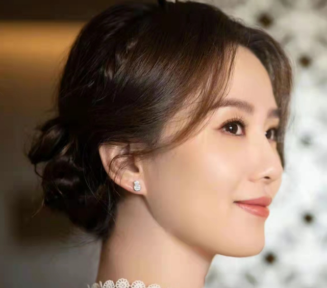 刘诗诗换发型美貌创新高!新活动穿白裙温柔感爆棚,气质圈内少有