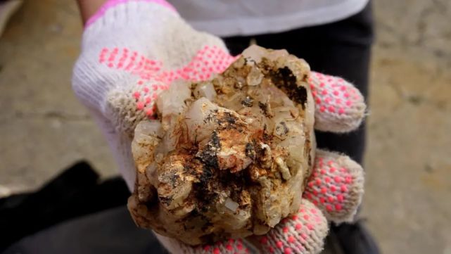 在京西,亿万年前的造山运动形成了一条条石英矿脉,在这当中,有一些被