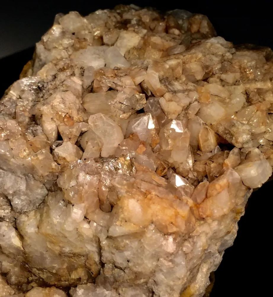 亿万年前的造山运动形成了一条条石英矿脉,在这当中