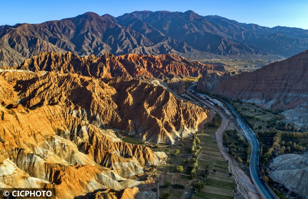 青海贵德丹霞地貌美如画