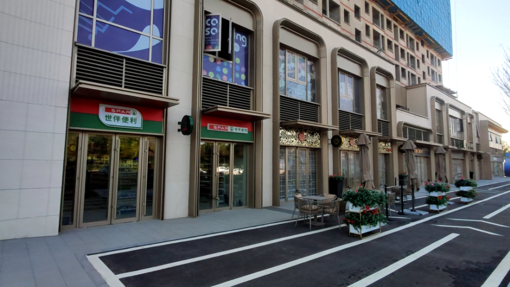 实拍图 对于商业配套,项目提前招商并引入多个商家,确保商业配套无