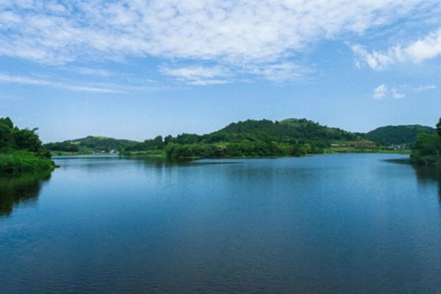 是一条奔涌的河流更是简阳这座城市的精神血脉如今的沱江,水清岸绿