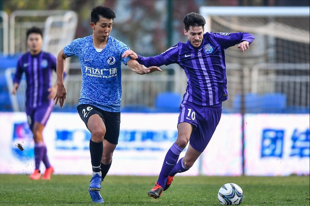 大连 2-0！大连人晋级！“三杀”中超老对手，20岁新星首开纪录，踢断角旗杆