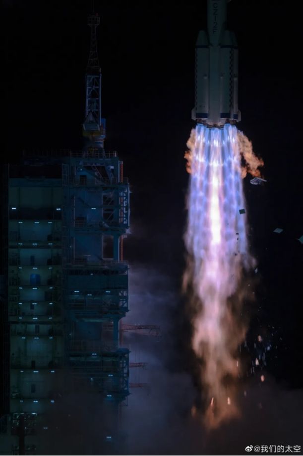 (神州十三号起飞时的火箭尾焰,图源@我们的太空,下同)