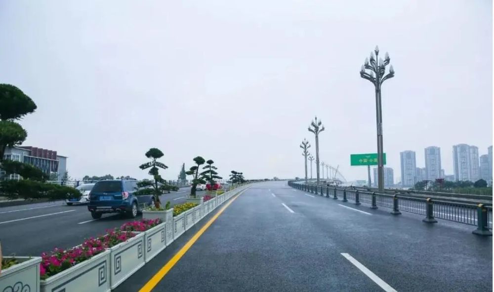 2019年7月双向通车◆新岷江一桥全长1800米,双向六车道◆连接眉山城区