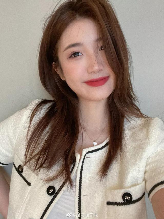 高诗岩官宣恋情,女友系高才生,长相甜美,颜值不输赵继伟老婆