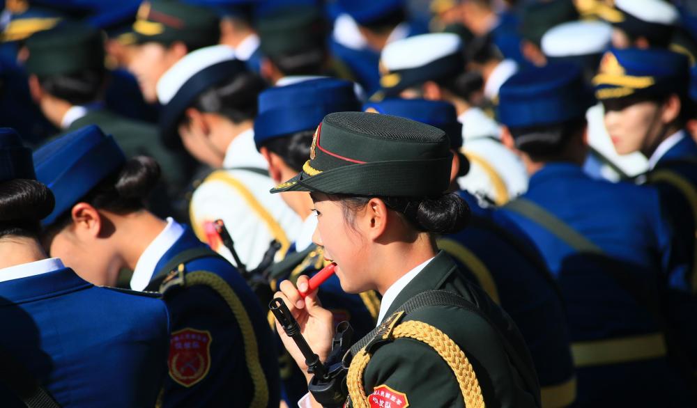 入伍的女兵都到哪儿去了?为何几乎不见退役?原来"另有安排"