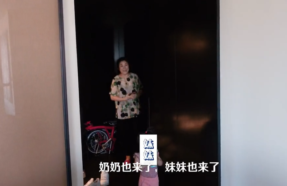 陈赫拍戏回家，张子萱携婆婆为老公接风，好爸爸陪女儿玩耍好有爱