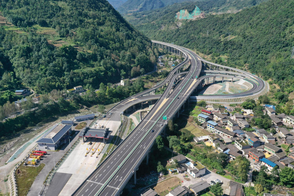 世界第一埋深公路隧道 峨汉高速大峡谷隧道出口端右洞掘进破4千米