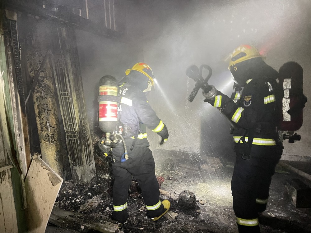 常德一楼房起火冒烟消防救出被困8人蓝朋友教你居家如何防范火灾