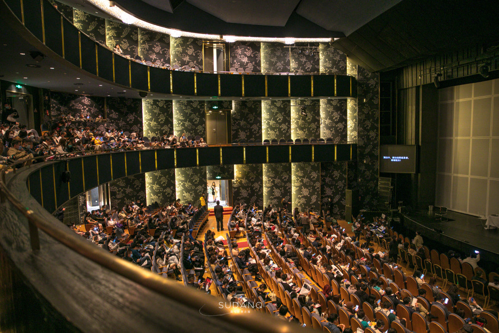 由孟京辉导演的《红与黑》就在乌镇大剧院上演,2021年10月15日晚,全场
