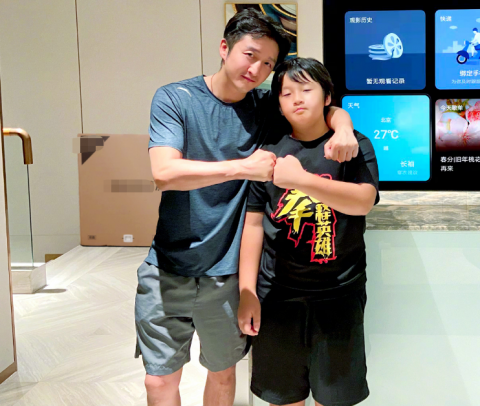 邹市明大儿子轩轩近照曝光虎背熊腰为弟弟当马骑