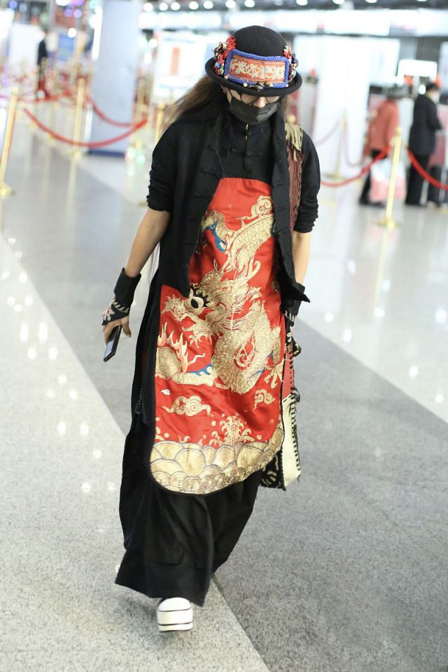 杨丽萍走机场也太高调了一身金龙刺绣连衣裙尽显复古魅力