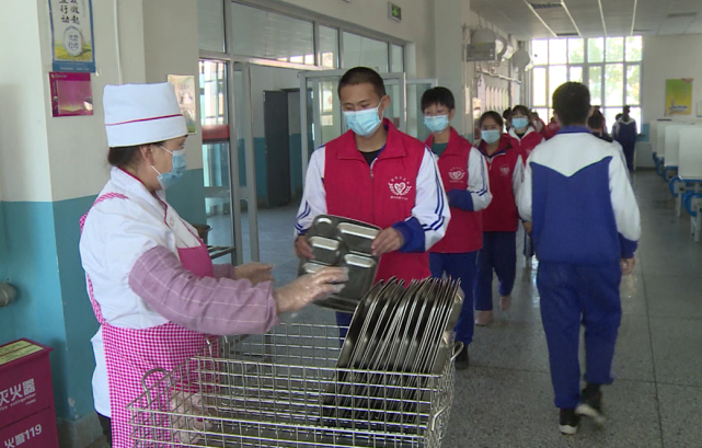 奎屯市第十中学光盘行动从我做起节约之风浸润校园