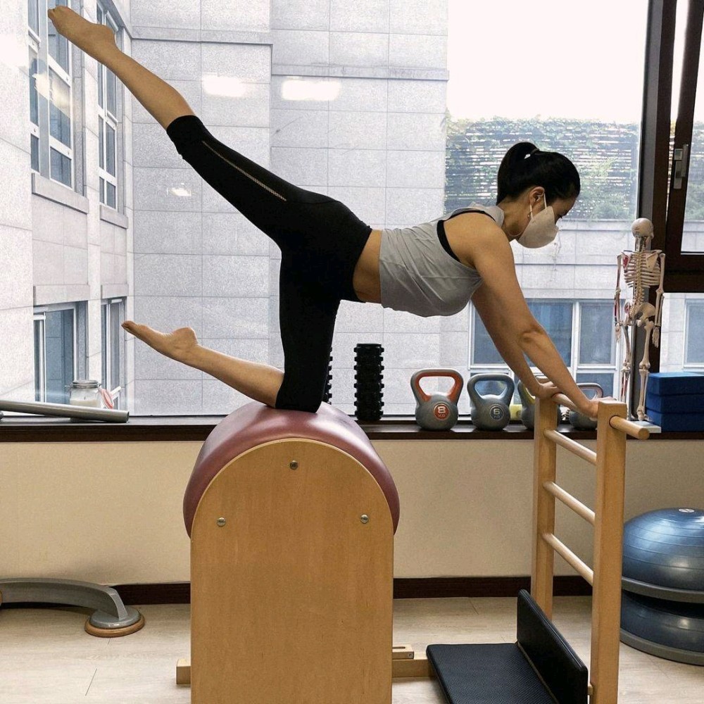 姜素拉产后首次晒紧致腹肌…金软景"那个女人回来了"