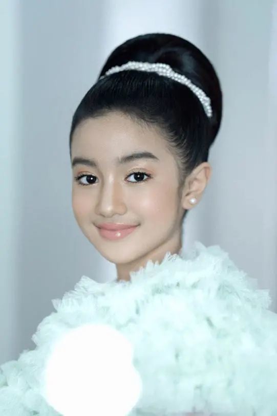 10岁柬埔寨公主颜值爆表,长相精致像芭比娃娃,比夏洛特公主还美_腾讯