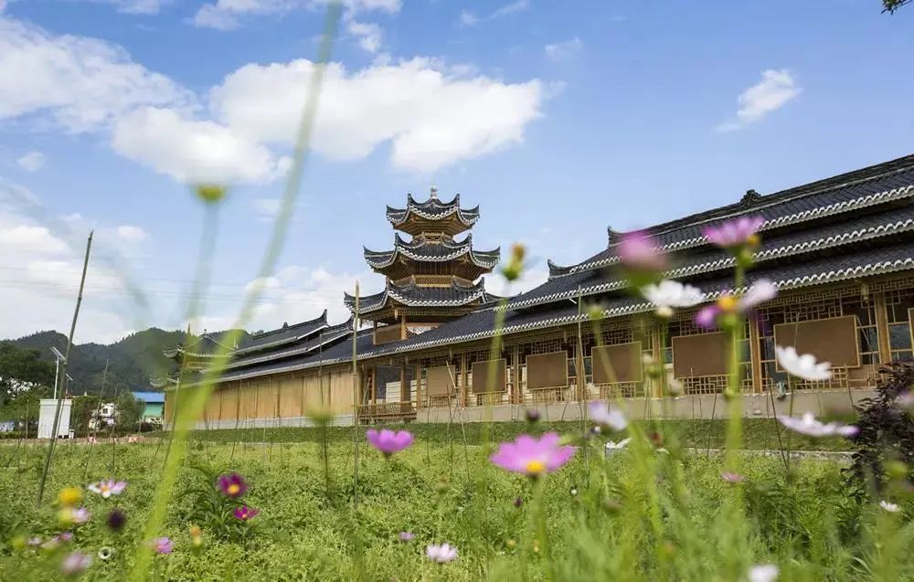 三穗县西南部,距县城10公里,距高铁火车站15公里,是国家aaa级旅游景区