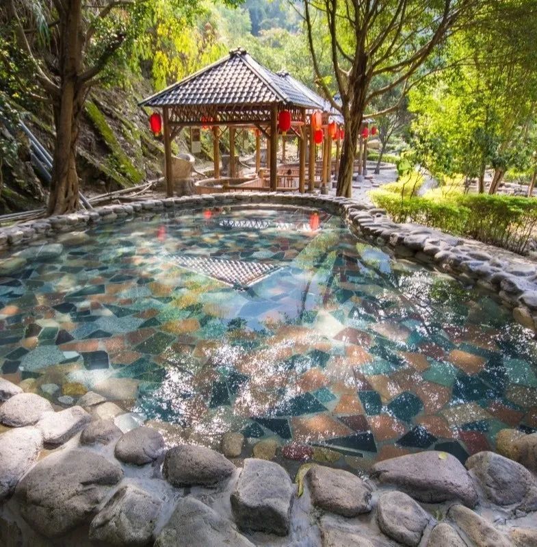 在极具特色风情的亭台竹阁旁20多个温泉池仿佛"游"在雨林中视野开阔