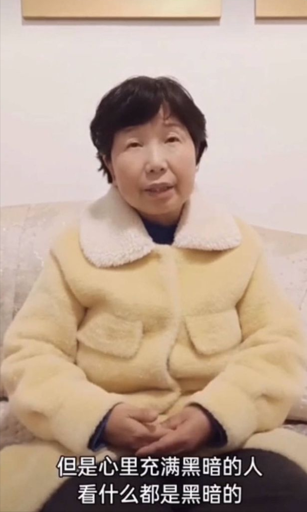 郭威远离养母杜新枝感叹亲人渐渐离去陌生人却聚拢过来