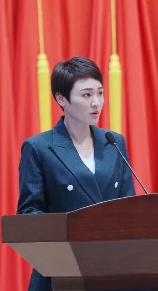 区委书记李伟辉作开班动员讲话,开班式由区委副书记,区长刘齐英主持.