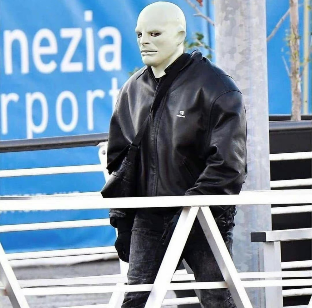 对于网友而言,即使见怪不怪 kanye 各种惊人操作,也对这个最新面具