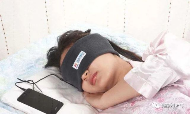 由上可见,戴着耳机睡觉虽然能隔绝外界的噪音,但不管对听力来说,还是