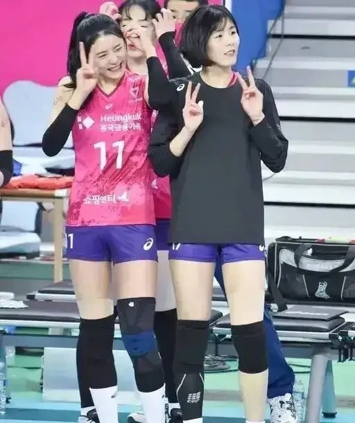 韩国女排双胞胎李在英和李多英已经出国打球征战希腊联赛年薪曝光