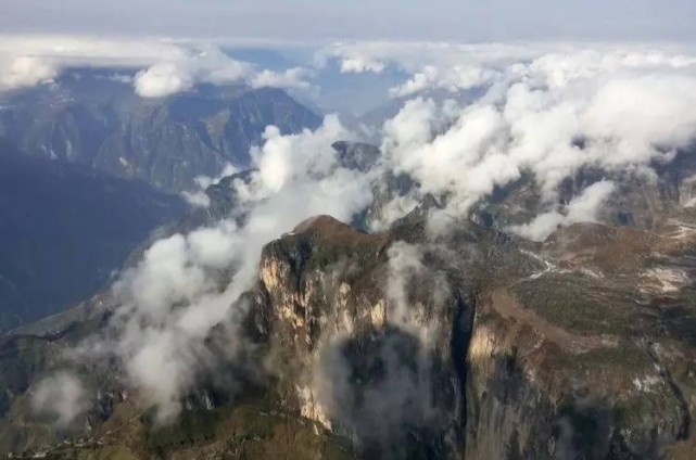 降雪量大,雪期长,山型丰富等自然优势,将大山包滑雪场打造成冰雪运动