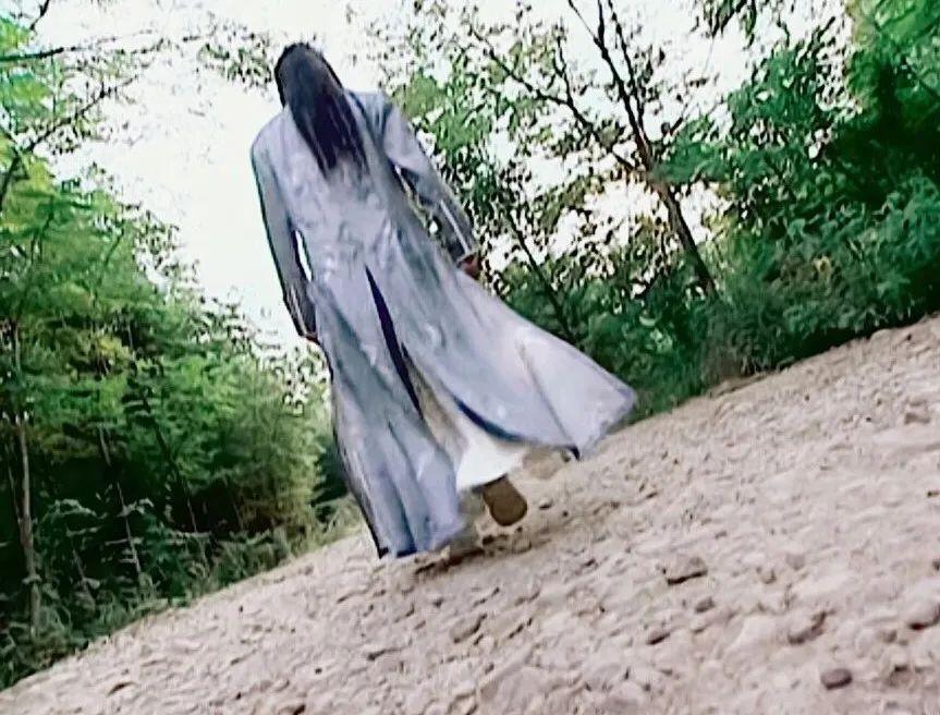 了,泡面头都盖不住颜值,再加上长身玉立的身姿,光看背影就已被吸引