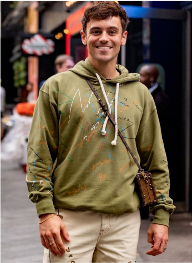 汤姆-戴利现身伦敦街头 面对镜头笑容灿烂