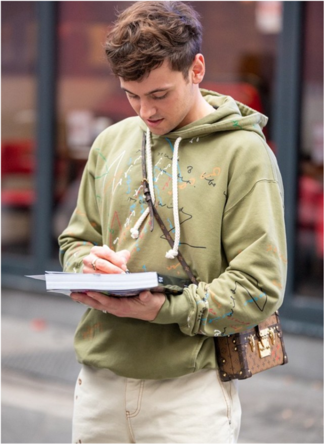 汤姆-戴利现身伦敦街头 面对镜头笑容灿烂