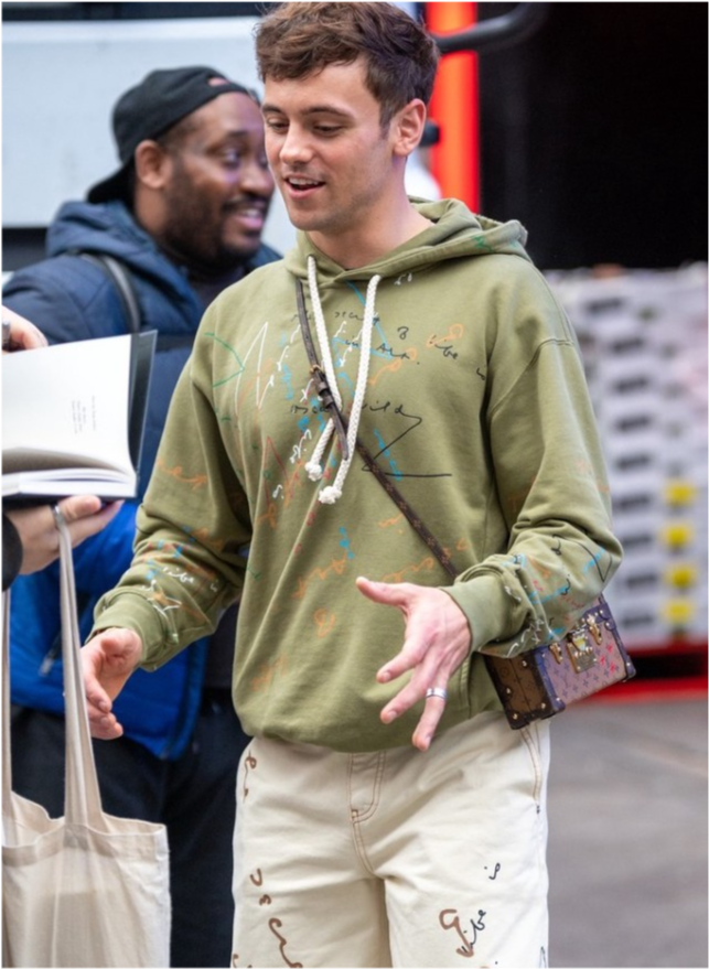 汤姆-戴利现身伦敦街头 面对镜头笑容灿烂