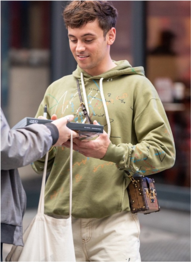 汤姆-戴利现身伦敦街头 面对镜头笑容灿烂