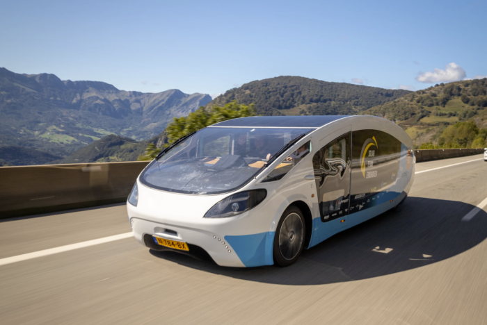 荷兰大学生设计建造的太阳能汽车完成了史诗般欧洲公路之旅