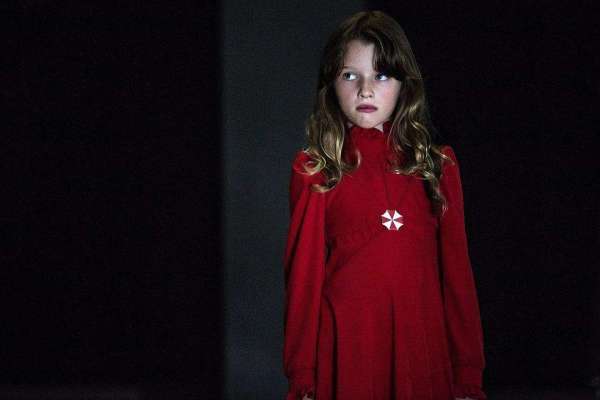 《生化危机》女主米拉·乔沃维奇同框13岁女儿晒发型,太像双胞胎