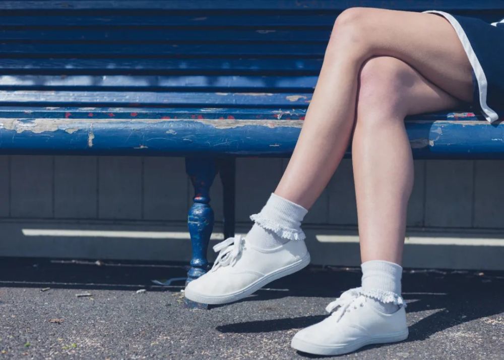 涨知识!原来跷二郎腿的危害这么多吓得我赶紧坐正了