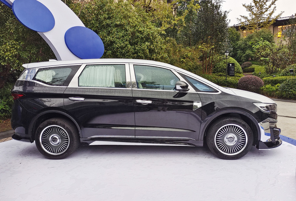 吉利mpv新车型亮相 双色车漆 2 2座椅布局 后排堪比埃尔法 全网搜