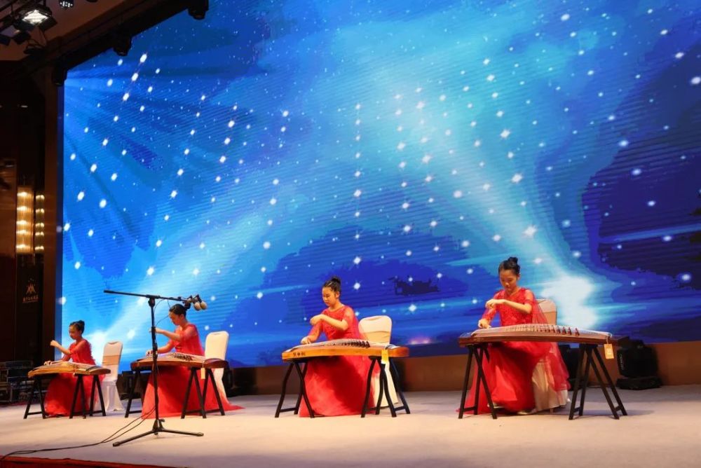 古筝重奏《victory》▲颁发2022靖江老年春晚,少儿春晚艺术总监