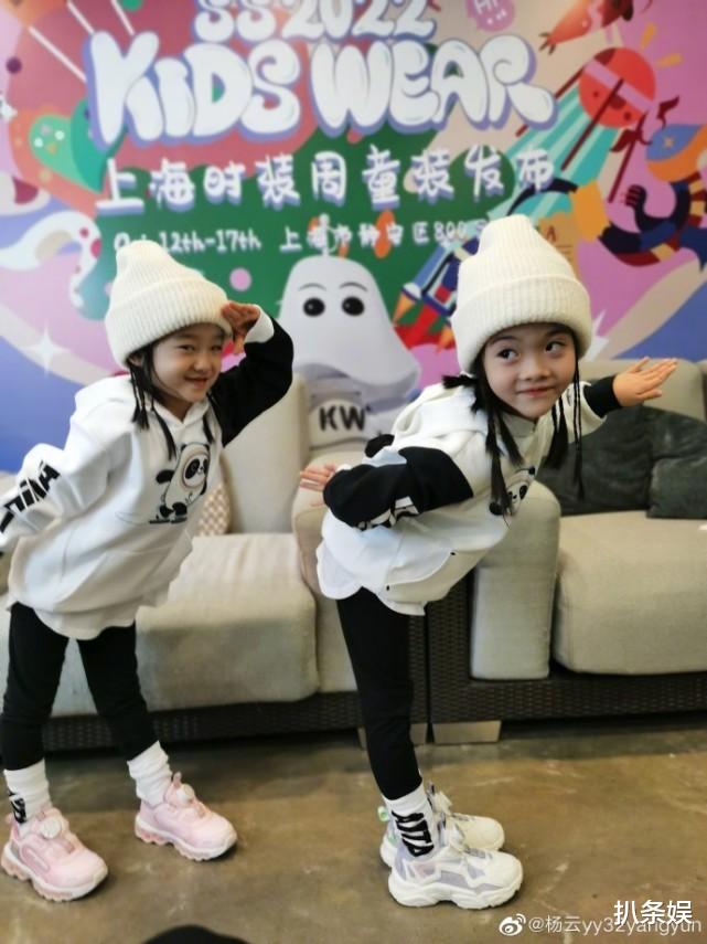 杨威儿子杨阳洋首携双胞胎妹妹走秀,欢欢乐乐开心跳舞,漂亮又自信