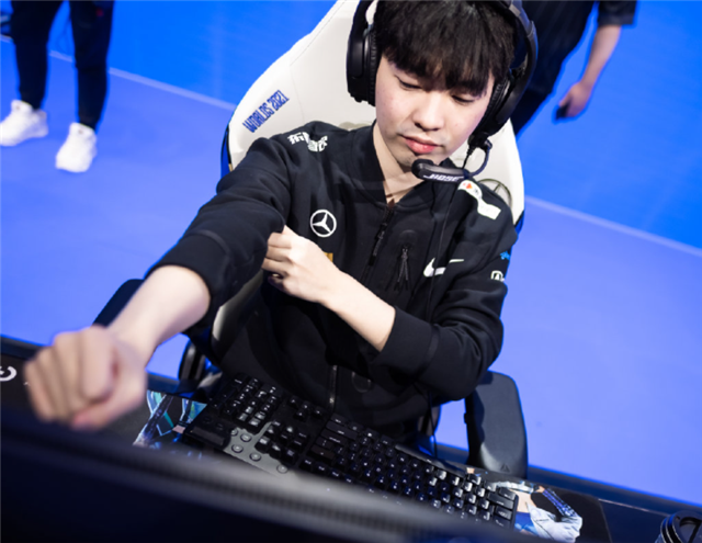 cryin冠军皮肤会选卡牌?姿态称很多选手说过后悔:选得好不如卖得多