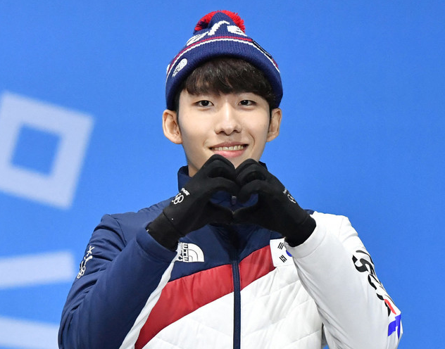 官宣韩国奥运冠军成为中国人五星红旗下大合影首次公开亮相