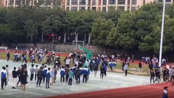 桂林一学校几十名学生在操场打群架脚踹厮打现场一片混乱