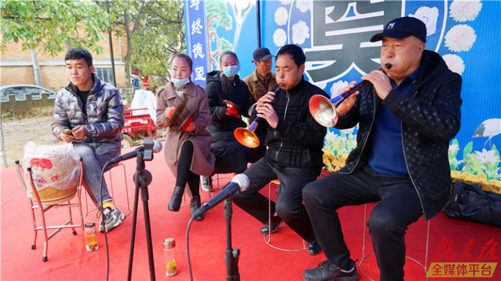 从小就喜欢唢呐的他,2013年就跟随马自刚学习演奏庆阳唢呐,至今已有8