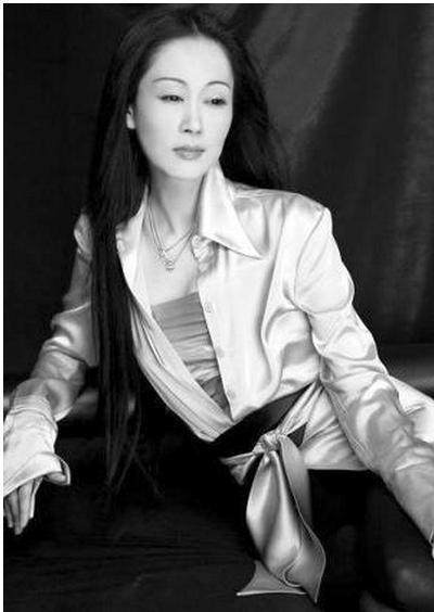 2014年,于佳卉在家烧炭自杀身亡,为何婚姻破灭矛头直指蒋勤勤?_腾讯新