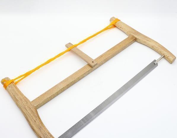 鲁班由于攀爬坡坎时,手被有刺的植物拉伤,由此发明了有齿锯子,由此及