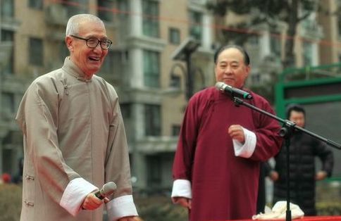 他是老曲艺演员50岁登春晚演双簧忽然走红如今已经84岁