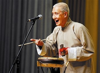 他是老曲艺演员50岁登春晚演双簧忽然走红如今已经84岁