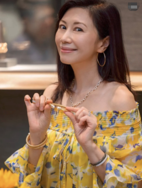 选美皇后杨宝玲罕露面,打扮贵气容貌逆龄,三婚嫁初恋生活幸福