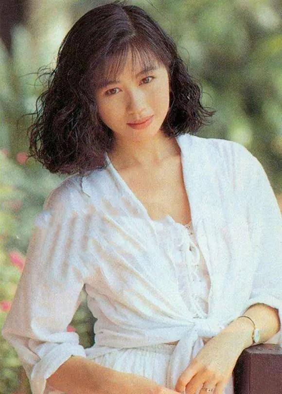 选美皇后杨宝玲罕露面,打扮贵气容貌逆龄,三婚嫁初恋生活幸福_腾讯